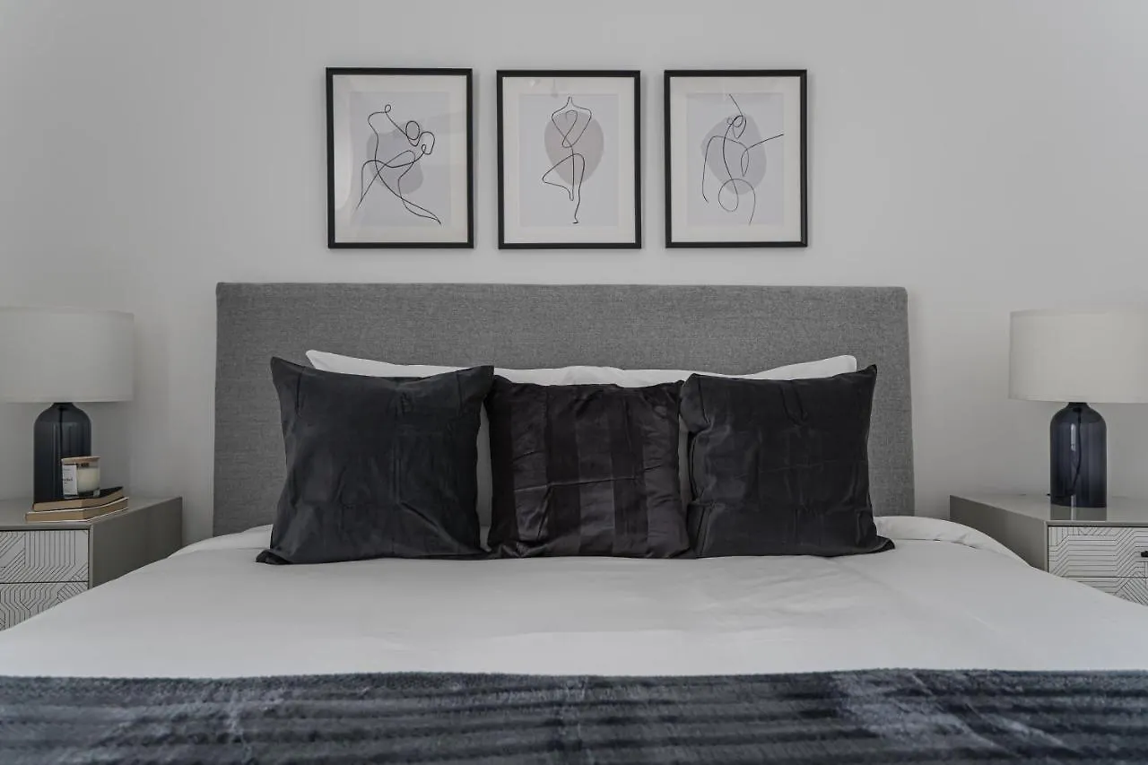 Apartment Higuests - Artistic Apt With Balcony Overlooking Dubai Canal United Arab Emirates
